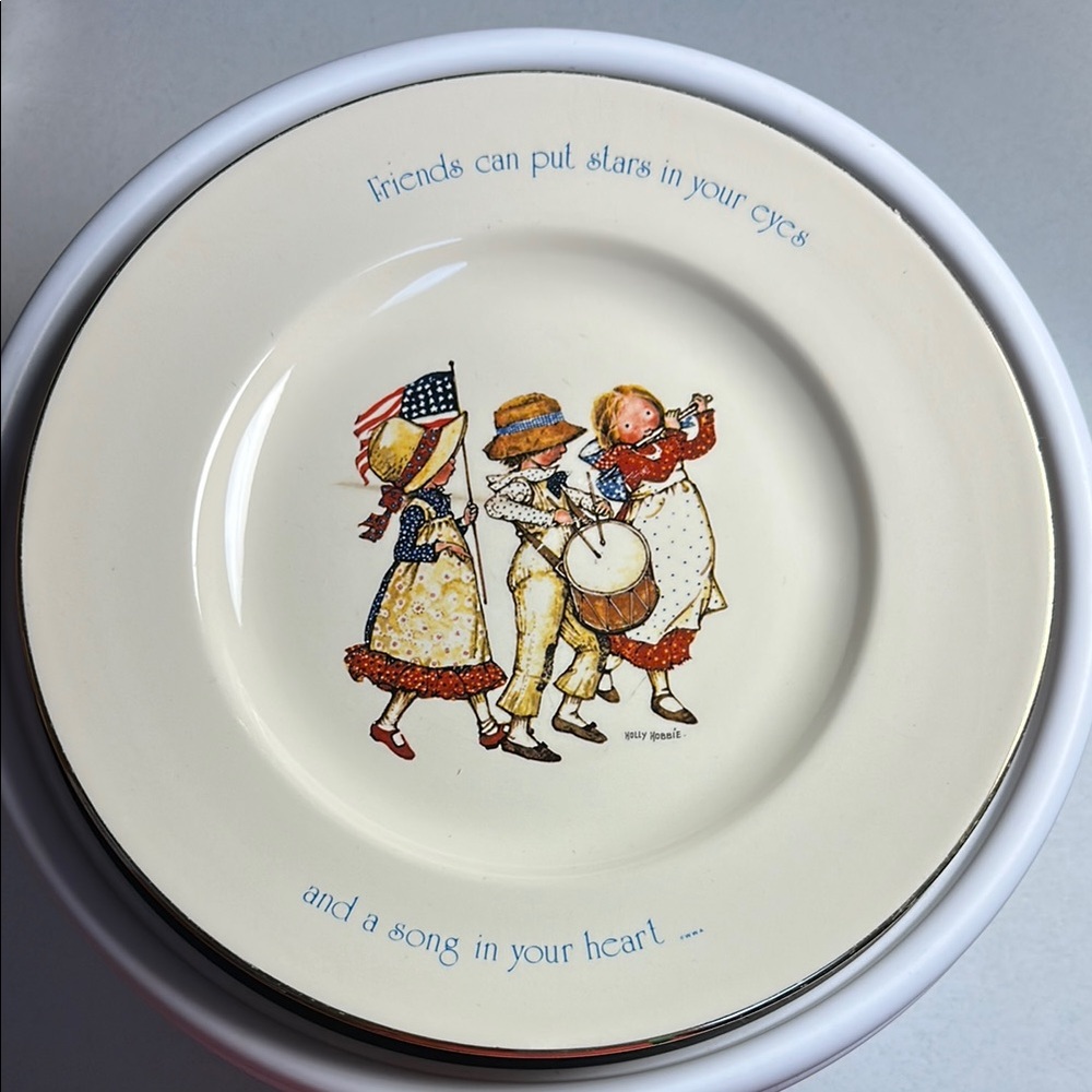 Charming Vintage-Inspired Decorative Plate
